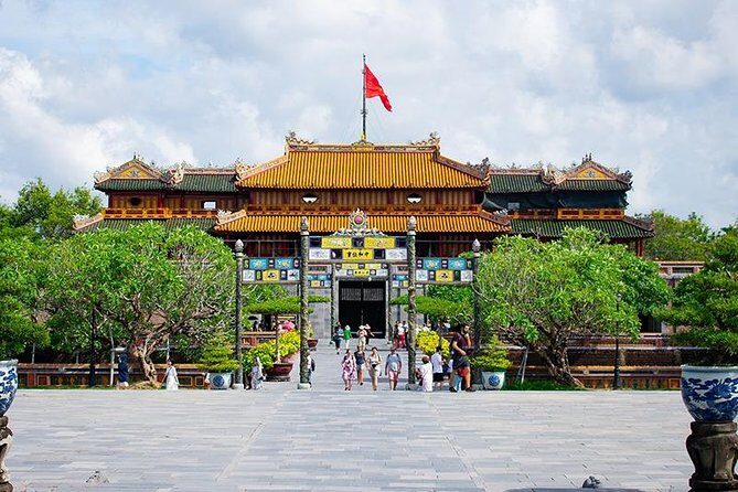 All must-see places Hue City, Hai Van Pass from Hoi An Group Tour - Lunch and bottled water: why it matters on a tight schedule