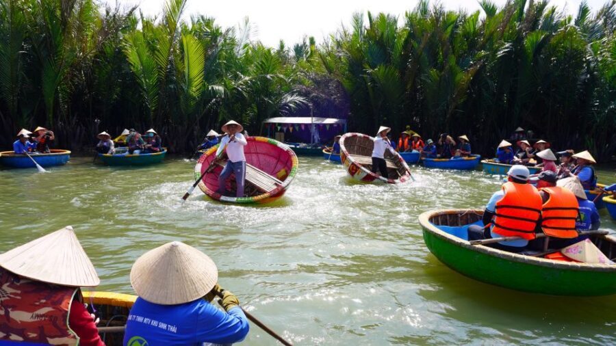 Basket Boat at Coconut Village, Kitchen Show and Big Lunch - Basket-boat through the coconut fields: what you’re really paying for