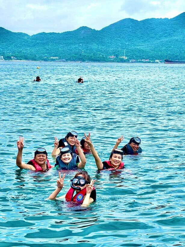 Da Nang/Hoi An: Cham Island Speedboat Tour with Snorkeling - Beach lunch on Cham Island: fresh food, local cooking, and options