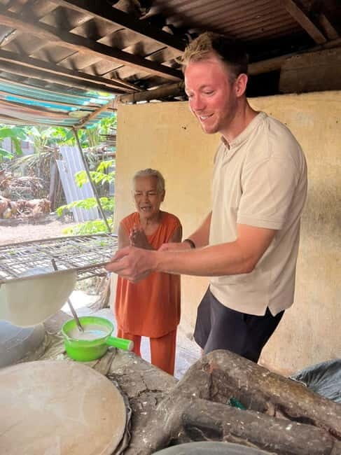 Eat Like a Local – Hoi An Evening Food Tour - How the lantern-lit old town changes the meal