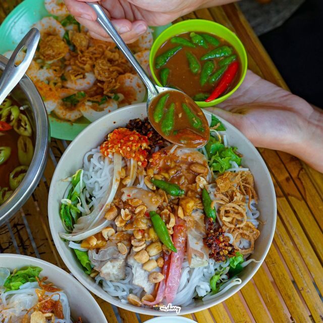 Hoi An: 2.5-Hour Street Food Tour - Markets and street stalls: how the guide helps you eat like you belong