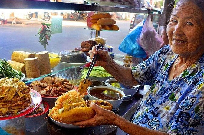 Hoi An Ancient Town - Night Market Street Food Walking Tours - Stop 1: The Night Market Snack Crawl (And That Early “Wow” Factor)