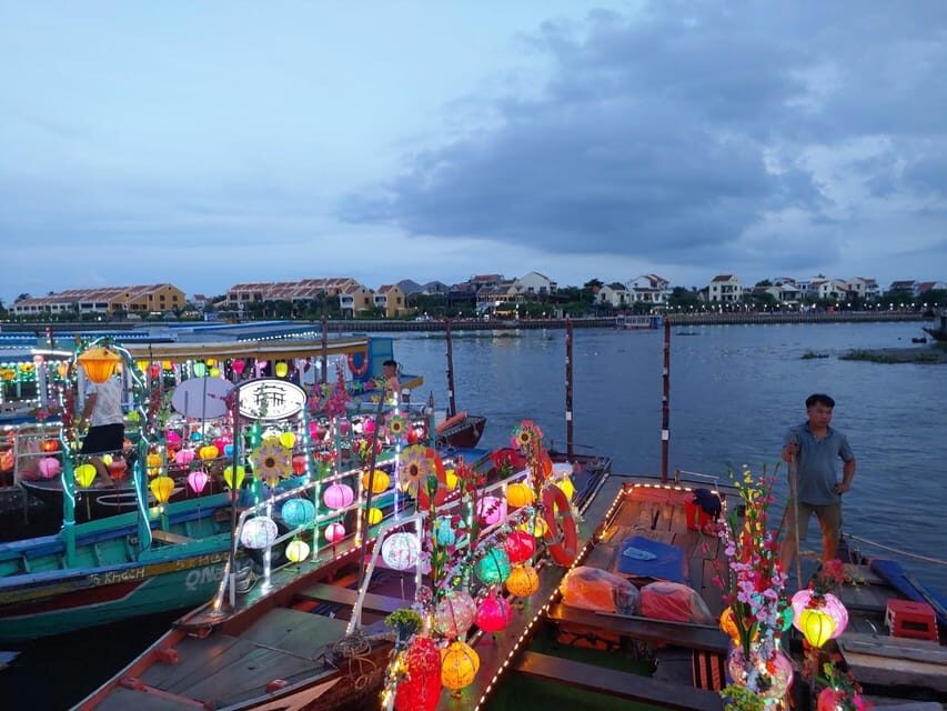 Hoi An Boat Lantern With Release Flower Hoai River At Night - What happens when you’re given the lantern and told to make a wish
