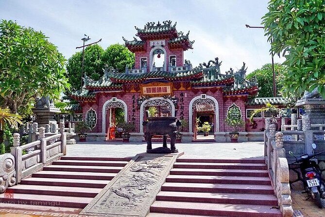 Hoi An City By Night And Release Paper Latern On Hoài river - Key Things I’d Pay Attention To Before You Go