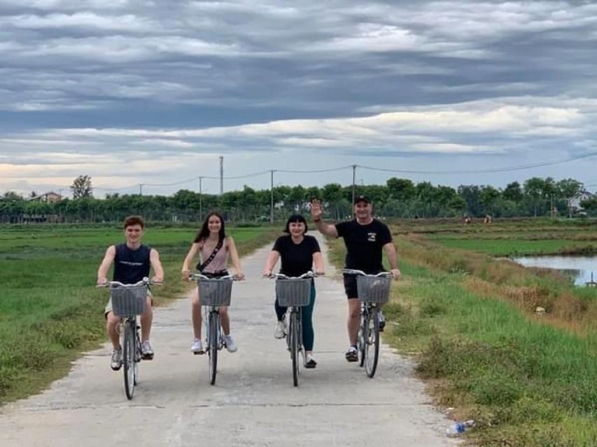 Hoi An Countryside Bike Tour & Basket Boat Ride - Stop 1: Tra Que Vegetable Village and farm-life details you can see