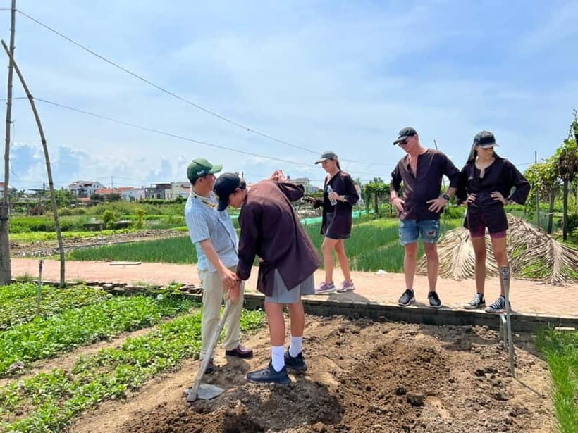 Hoi An: Countryside Biking Sighseeing & Basket Boat Ride - Tra Que vegetable village: getting your hands dirty (in a good way)