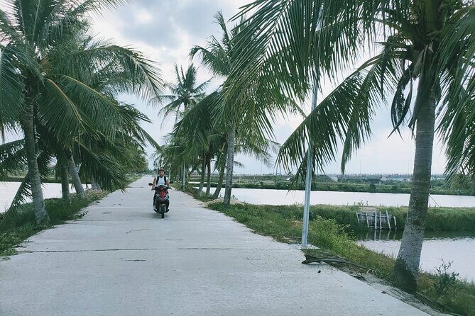 Hoi An Countryside Discovery Tour By Motorbike - Local food - Cam Thanh basket boat and purple crabs: the delta’s favorite challenge