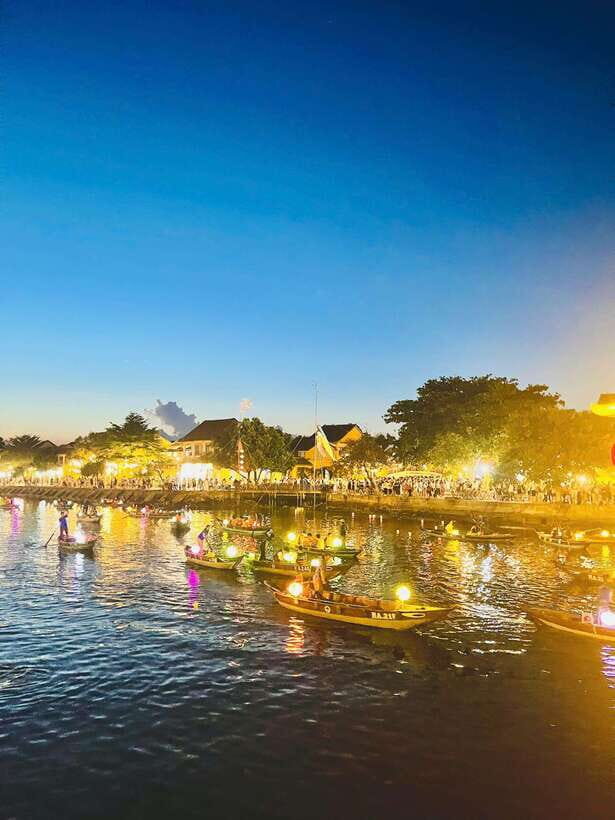 Hoi An: Hoai River Boat Ride with Flower Lantern Release - Timing: Peak Hours Can Mean Waiting