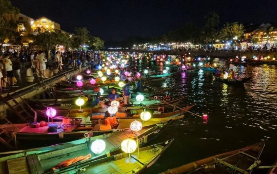 Hoi An : Hoai River Boat Trip by Night and Floating Lantern - Price and value: what $8 buys you in Hoi An at night