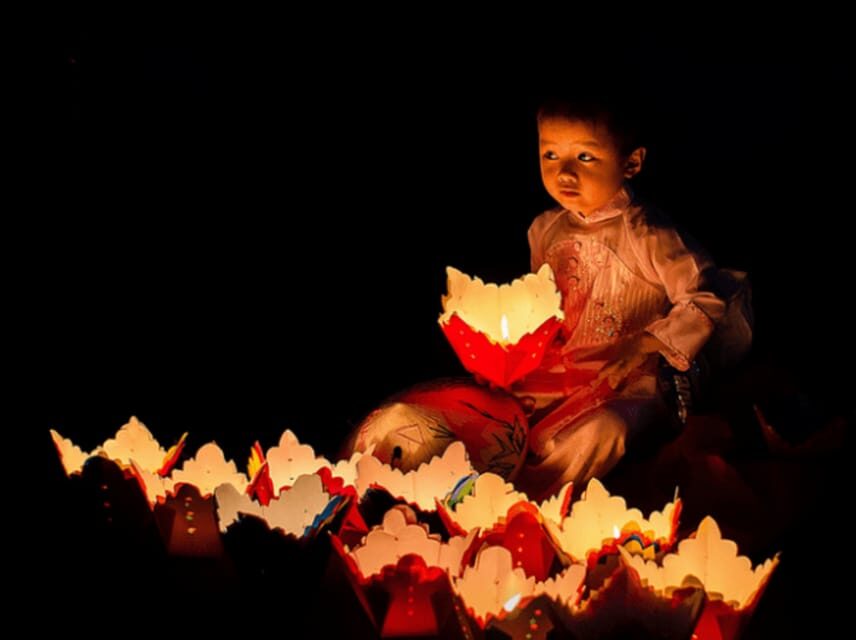 Hoi An: Hoai River Night Boat Trip and Floating Lantern - Lighting your floating lantern: the wish ritual on moving water