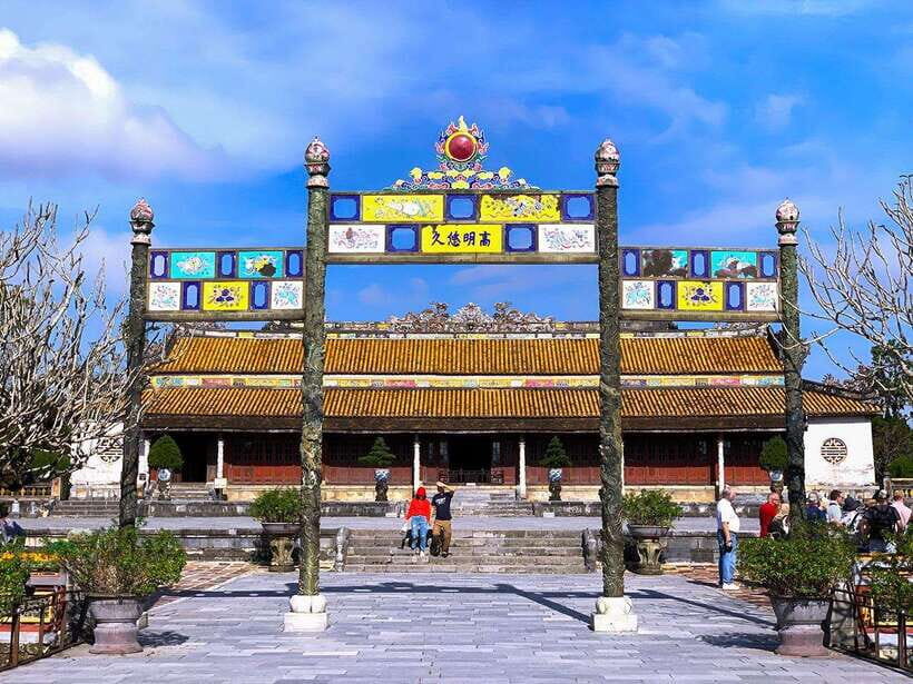 Hoi An: Imperial Hue And Scenic Hai Van Pass Discovery Tour - Lunch at Y Thao Garden: included, but manage your expectations
