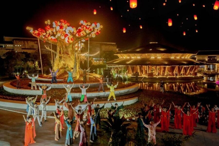 Hoi An Impression Show - Hoi An History - Hoai River cruise moment: why the scenery supports the story