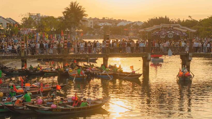 Hoi An : Lantern Boat Trip & Release Lantern - Hoai River at night: why this 20-minute ride feels longer