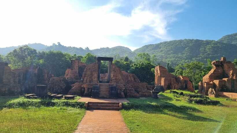 Hoi An: My Son Sanctuary Private Tour with Local Guide - Rules, rain, heat, and photo reality at My Son