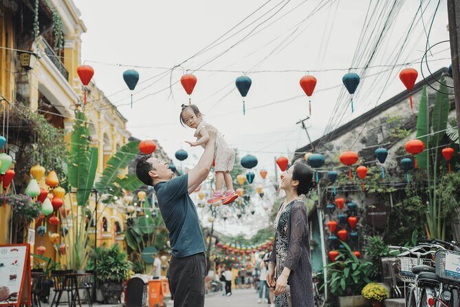 Hoi An Photographer & Vacation Photoshoot – Private Session - Chùa Cầu (Japanese Covered Bridge): using history without making it boring