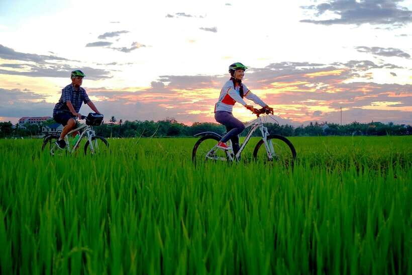 Hoi An: Private Evening Food Tour by Bike - Stop 1 vibes: Banh Mi Queen and the best kind of first bite