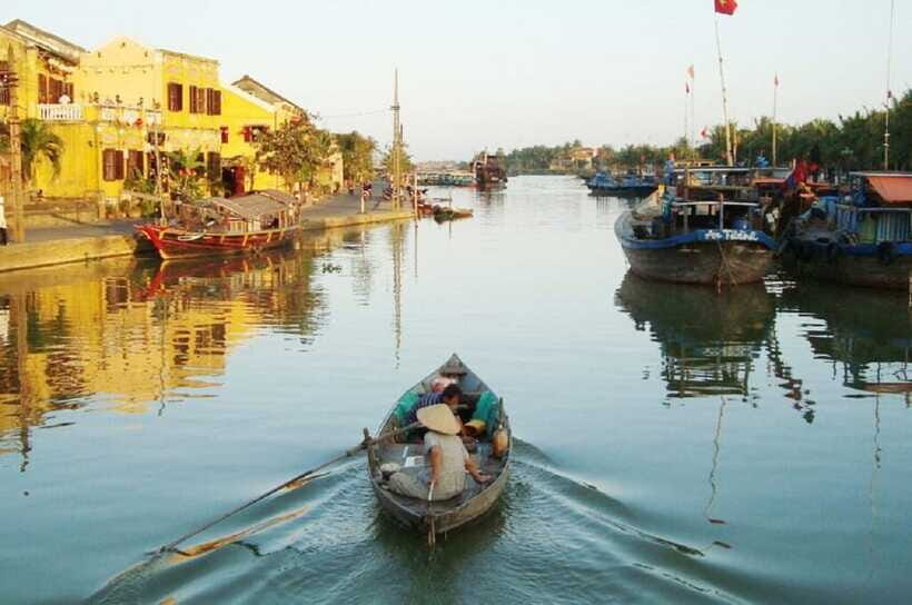 Hoi An: Private Lantern Cruise on the Thu Bon River - The lotus lantern moment: making the wish and getting great photos