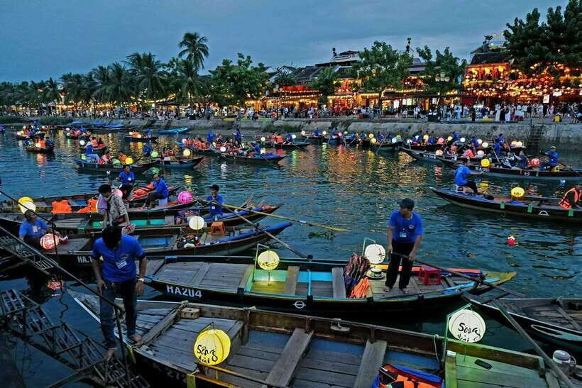 Hoi An: River Lantern Boat Experience with Free 5G eSIM - The walk and the photo stop: how the evening gets started