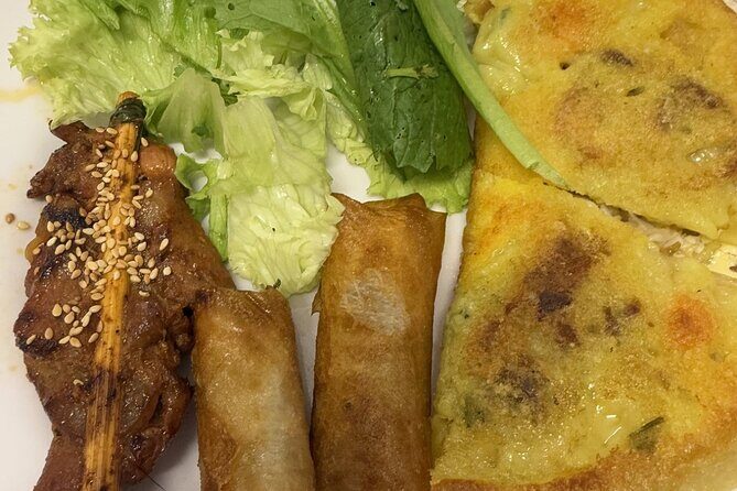 Hoi An Street Food Walking Tour with Local Foodies - Stop 2: Bánh mì with an Anthony Bourdain connection