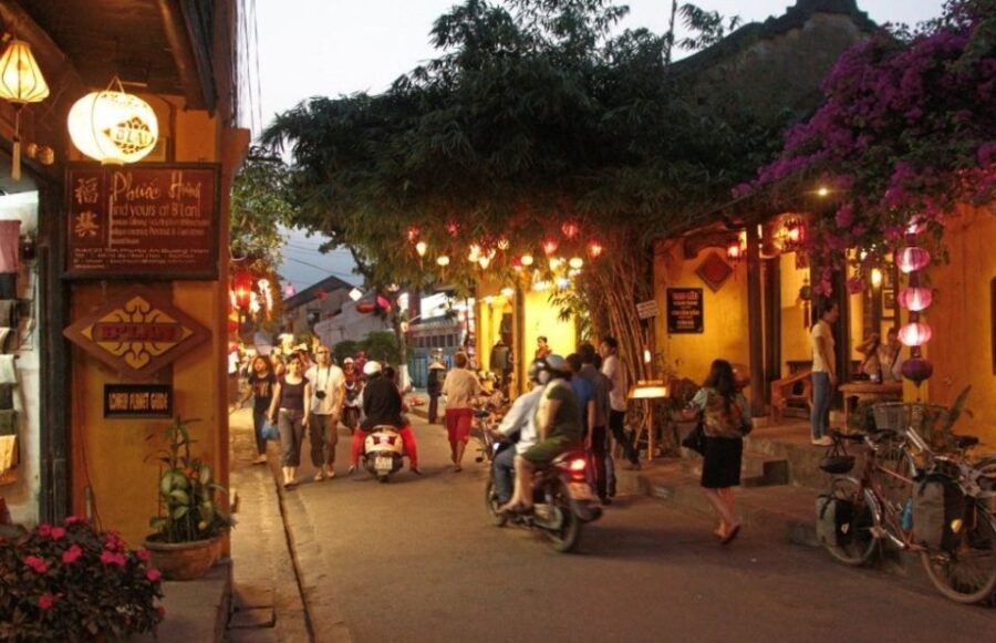 Hoi An: Sunset Food Tasting Tour - Weather and rain: how to stay comfortable