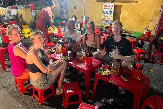 HOI AN Sunset Food Tour - Night Market - Lantern Streets - Stop 3: An Hoi Night Market and Lantern-Straight Shopping
