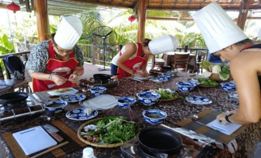 Hoi An: Traditional Cooking Class & meal with Local Family - Daytime 10:15 or 16:15 versus 18:00 in Tra Que