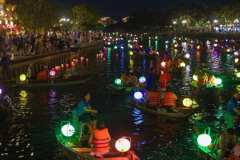 Lantern Release and Night River Boat Experience in Hoi An - Timing and Crowds: Planning for 7:00–8:00 PM