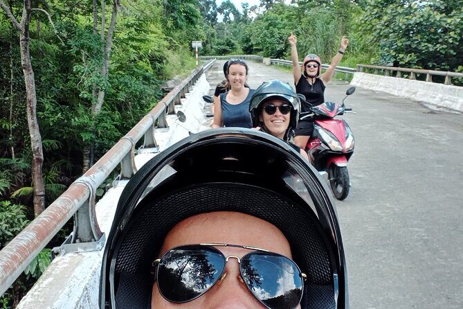 Over Hai Van Pass Loop Tour from Hoi An - Stop 2: Lang Co lunch and photo time