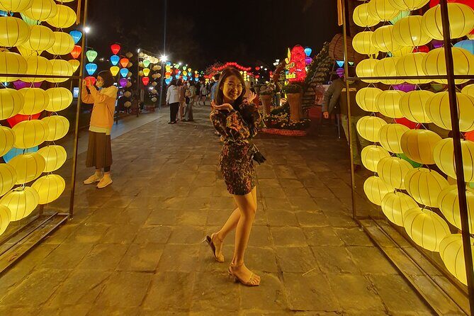 Private Food Tour and Hidden Gems in Hoi An - Japanese Covered Bridge and Bai Choi at night: the culture shift