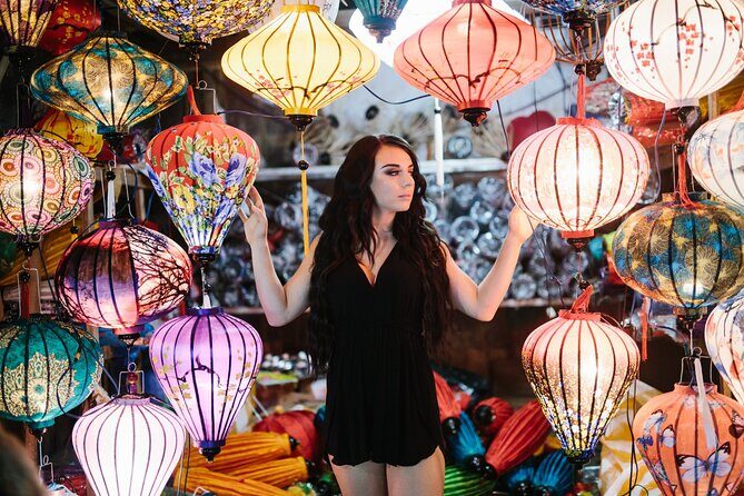 Private Night Photography Tour in Hoi An - Lantern releases and dropping flowers on the boat